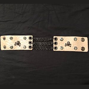 Cream/charcoal bracelet with chain/skull details